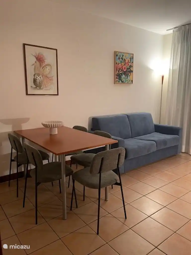 salón con mesa de comedor y zona de estar
