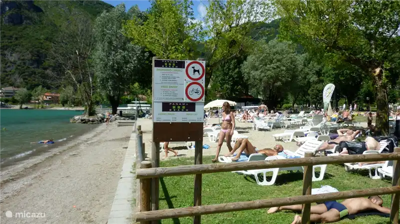 Sandstrand mit Liegewiese am Luganersee.