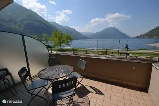 Geräumigen Balkon mit herrlichem Blick auf den Luganer See.