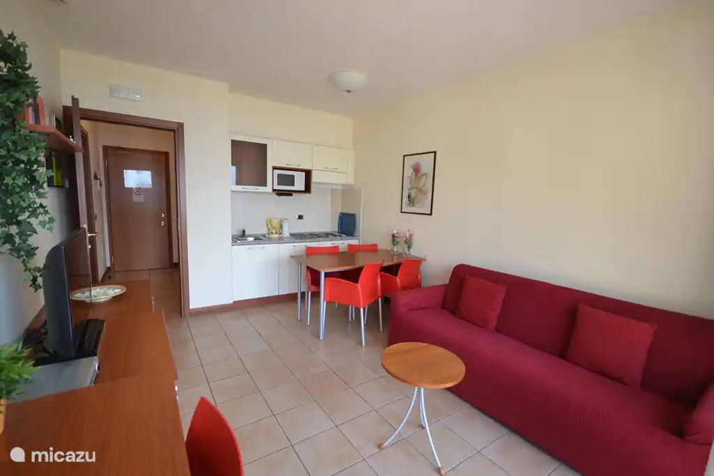 Küche komplett ausgestattet mit Wasserkocher, 4-Flammen-Herd und Mikrowelle.