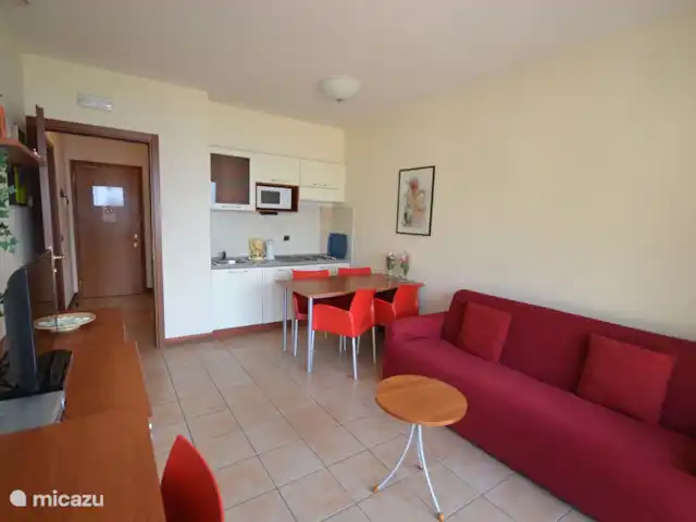 Appartement vue lac P12.1 | Italie, Lacs italiens , Porlezza - appartement La cuisine est équipée de tout le confort dont une bouilloire, une cafetière, une plaque électrique 4 feux et un micro-onde.