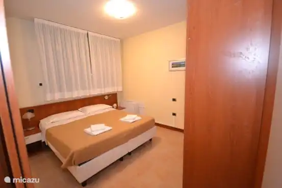 Erstes Schlafzimmer.