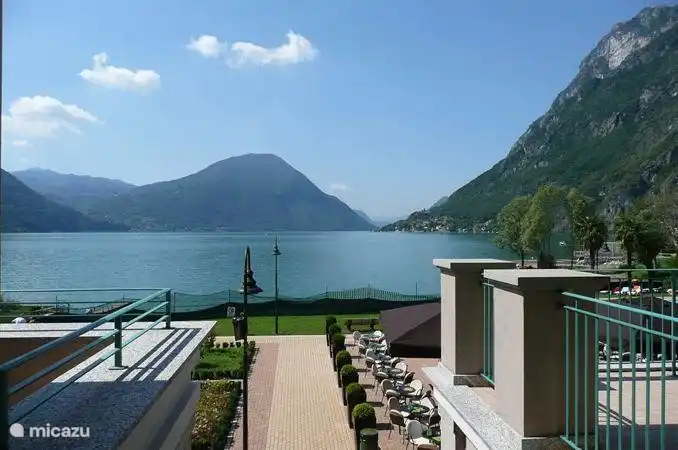Blick von der See und die Berge aus dem Wohnzimmer.