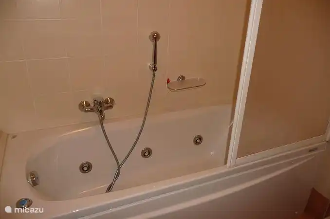 Bad / Dusche mit Whirlpool für entspannende Momente nach einer langen Wanderung ...
