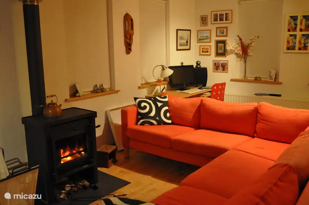 Die Sitzplätze rund um den Kamin