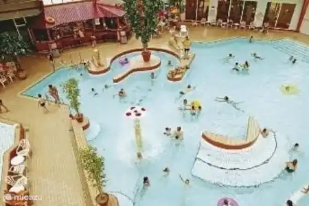 Piscine subtropicale à 10 minutes à pied.