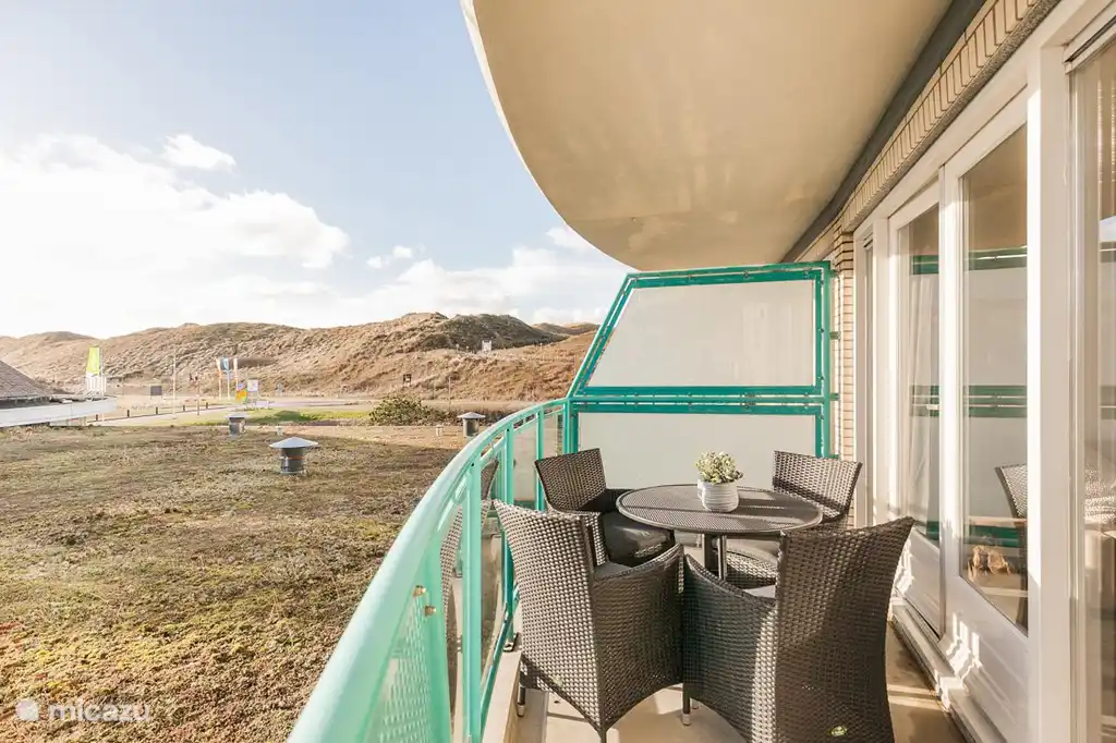 Balcon avec salon de jardin pour 6 personnes