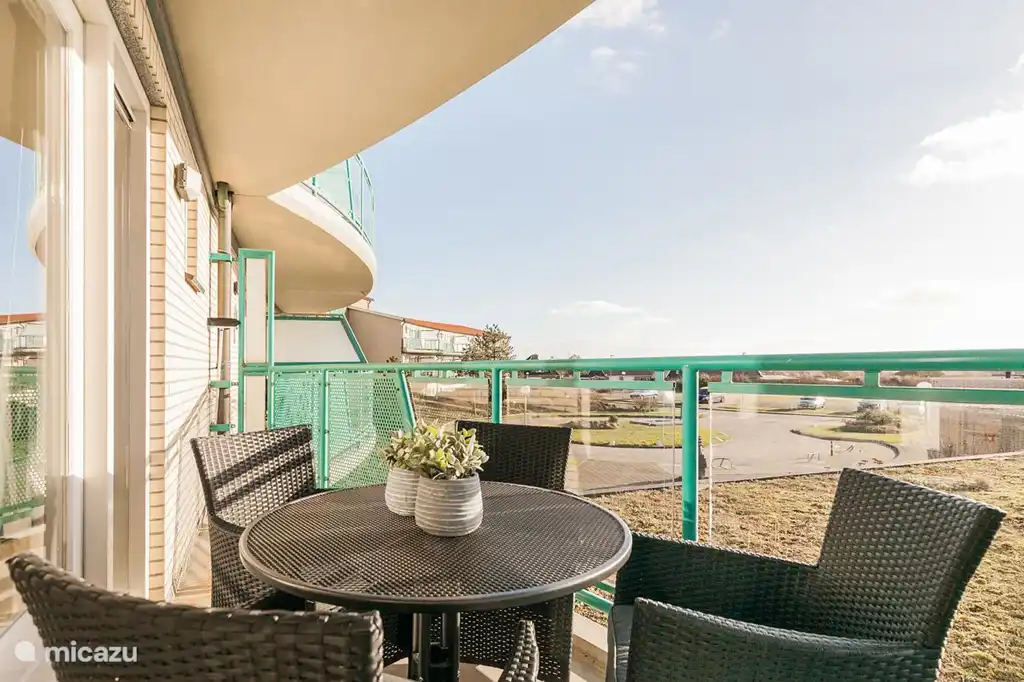 Balcon avec salon de jardin pour 6 personnes