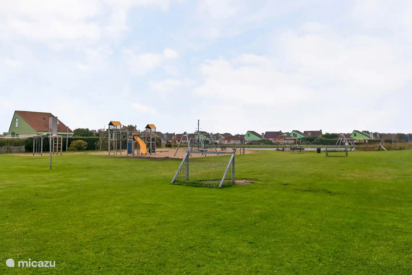 Aire de jeux à côté du complexe d'appartements Strandslag