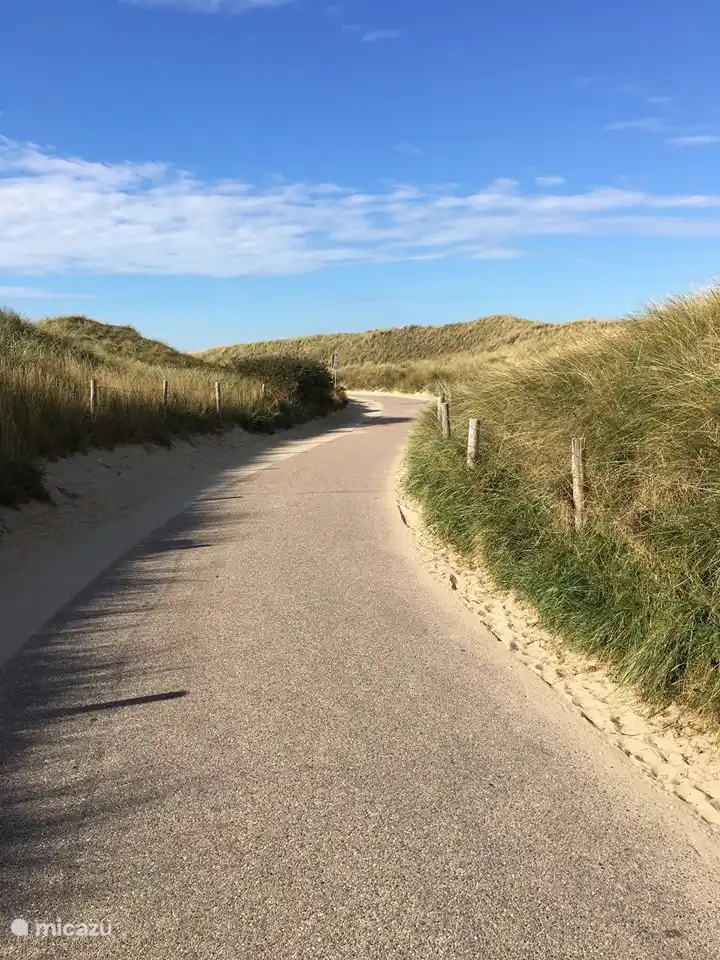 Entrée de la plage juste en face de l'appartement Casa Brownie