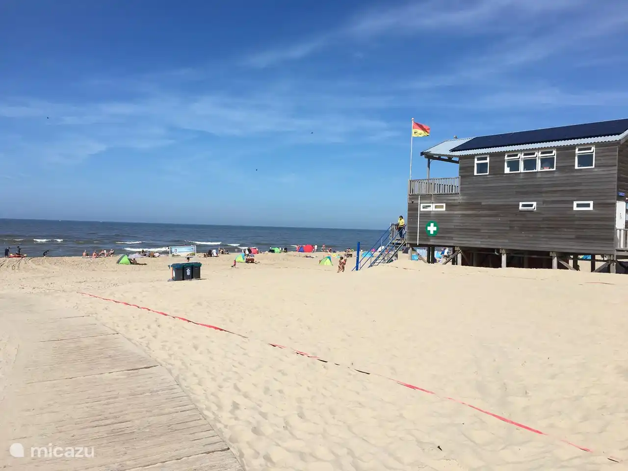 Un tout nouveau poste de plage avec secourisme, surveillance et toilettes. Bonnes installations pour les personnes handicapées avec sa propre place de parking, siège et toilettes adaptées.