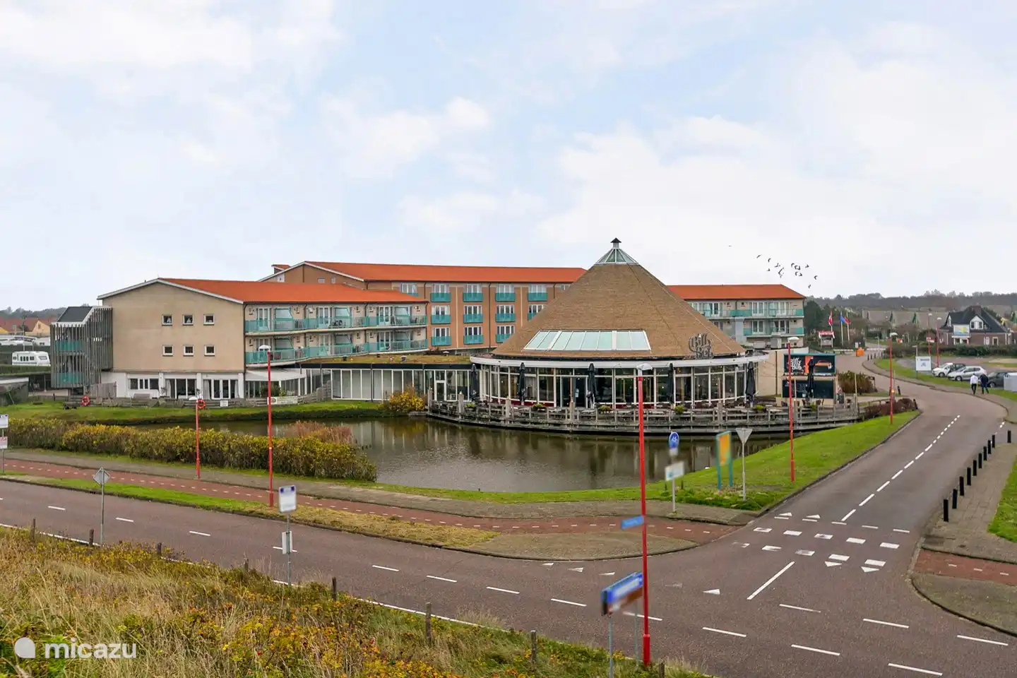 Vue depuis les dunes sur le complexe d'appartements Strandslag
