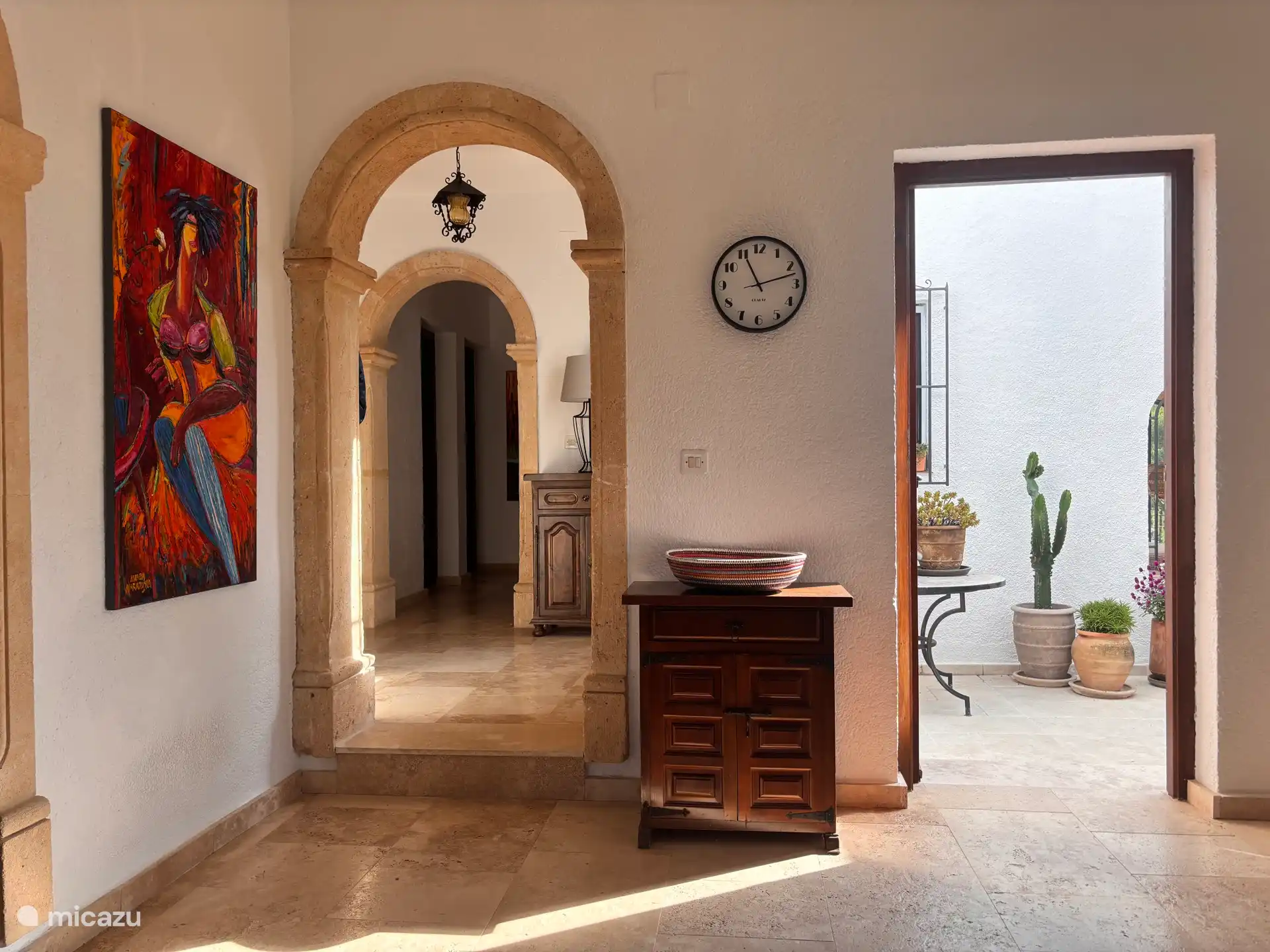 The beautiful tosca arches in the house. It leads to the front door, two bedrooms and bathroom, the living room/dining/kitchen area and the patio.