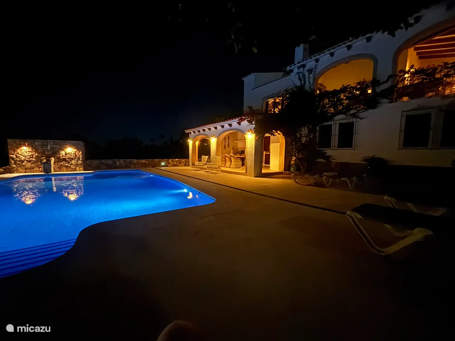 Se ha prestado mucha atención a la iluminación alrededor de la casa.