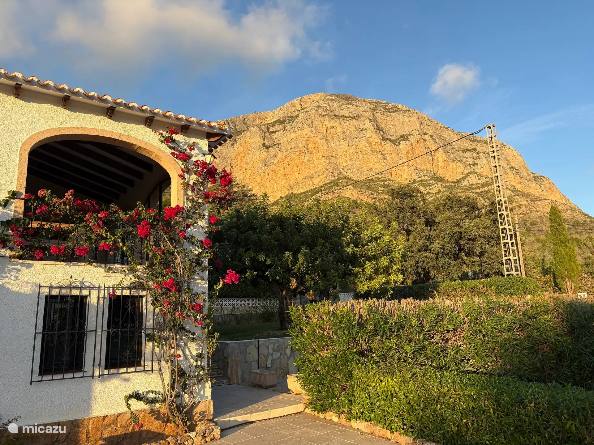 La vista del valle es especial, pero la vista desde la piscina hasta el Montgo también es impresionante. Al atardecer, la montaña se vuelve de un hermoso rojo / naranja.