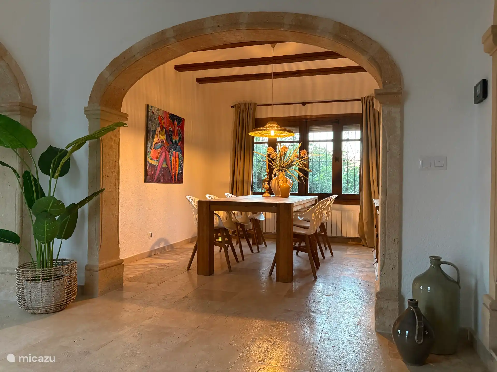 El comedor con una nueva lámpara atmosférica.