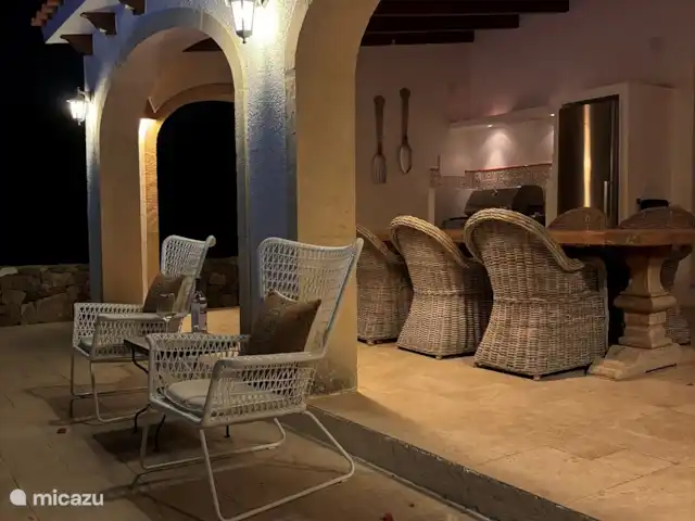 Casa Montgo huren in Spanje, Costa Blanca, Jávea - villa We hebben 2 nieuwe witte stoelen (2023) gekocht. De stoelen kun je ook in de hoek van het zwembad zetten voor de ochtendzon.