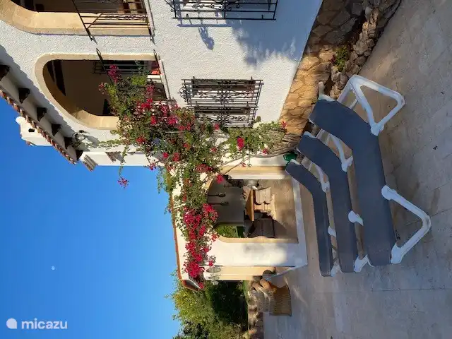 The early morning sun shines into the outdoor kitchen in spring and autumn. A nice start to the day.