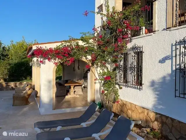 Casa Montgo huren in Spanje, Costa Blanca, Jávea - villa De vroege ochtendzon schijnt in het voor- en najaar de buitenkeuken in. Een mooi begin van de dag.