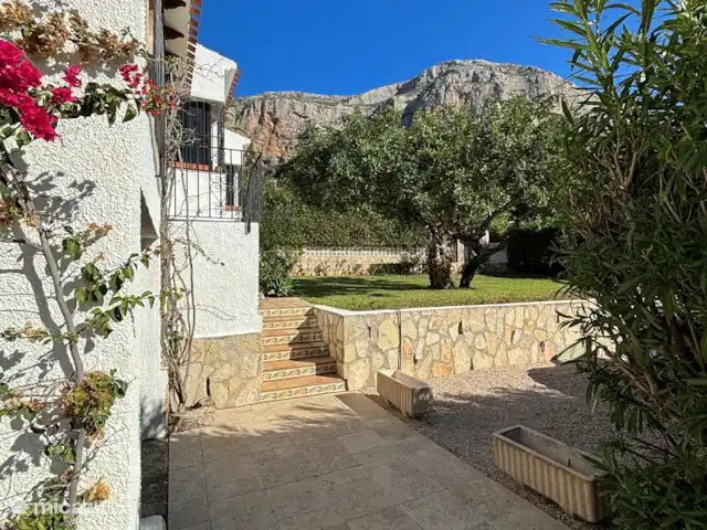 Casa Montgo huren in Spanje, Costa Blanca, Jávea - villa Dit is de straatkant van het huis, volop privacy door de groene oleander hagen.