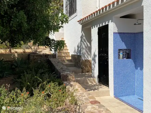 Casa Montgo huren in Spanje, Costa Blanca, Jávea - villa Er is bij het zwembad een ruime buitendouche met grote boiler en een toilet (achter zwarte deur).