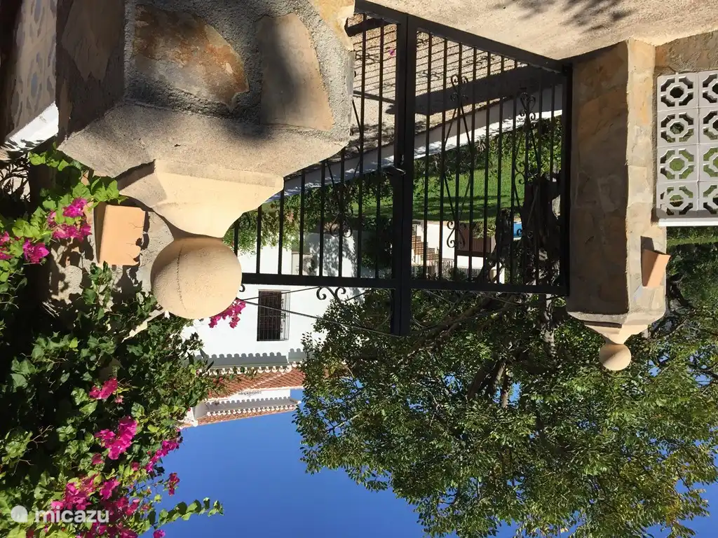 The entrance of the house. Enough space for cars. The entrance is lit. So never arrive in the dark in the evening.