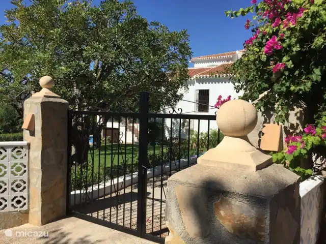 Casa Montgo huren in Spanje, Costa Blanca, Jávea - villa Het entree van het huis. Genoeg ruimte voor auto's. Het entree is aangelicht. Dus ‘s avonds nooit in het donker aankomen.