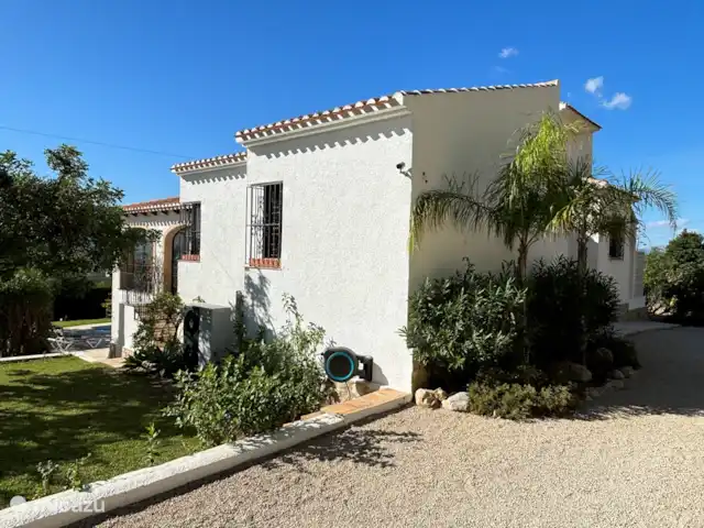 Casa Montgo huren in Spanje, Costa Blanca, Jávea - villa Zichtbaar buiten de nieuwe warmtepomp voor warmwater en de verwarming.