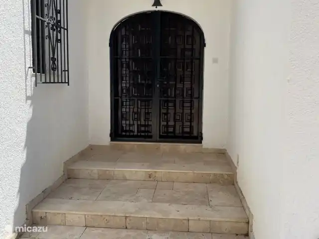 Casa Montgo huren in Spanje, Costa Blanca, Jávea - villa Een mooie klassieke houten deur geeft toegang tot het huis op het niveau van de woonkamer / keuken / patio. De auto is voor de deur te parkeren.
