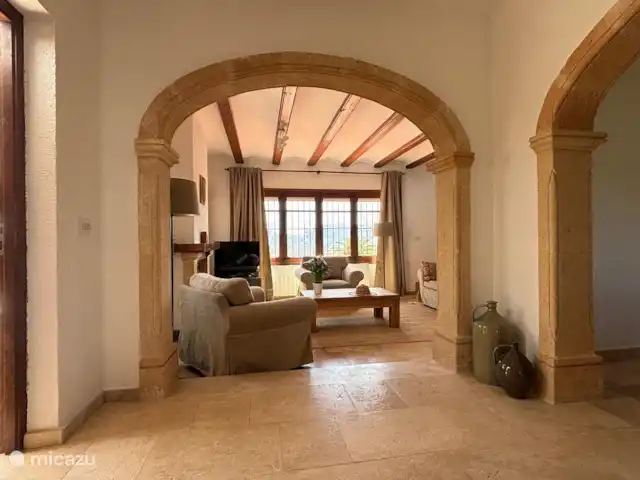 Casa Montgo huren in Spanje, Costa Blanca, Jávea - villa De woonkamer met nieuwe gordijnen en TV. TV is aangesloten op router om maximaal gebruik te maken van glasvezel internet.