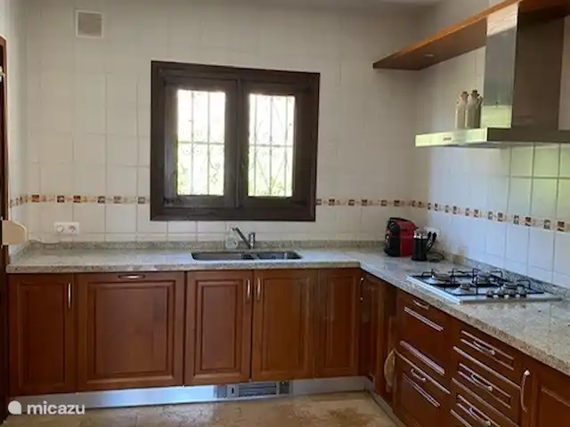 Casa Montgo huren in Spanje, Costa Blanca, Jávea - villa De keuken met alle apparatuur, gasfornuis, combi oven/magnetron, vaatwasser en koel/vries combinatie.