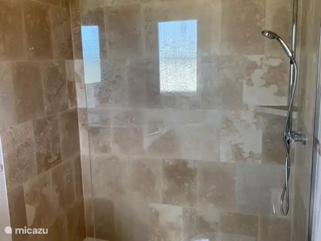 Casa Montgo huren in Spanje, Costa Blanca, Jávea - villa De nieuwe inloopdouche (2022) met dezelfde natuurstenen wandtegels als de vloertegels.