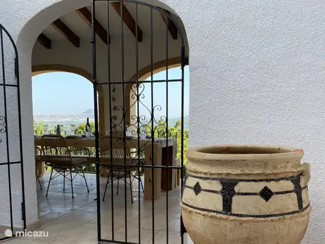 Casa Montgo huren in Spanje, Costa Blanca, Jávea - villa De veranda en de patio op de eerste etage zijn opnieuw ingericht (2021/2022) met een loungeset, tafel, stoelen, bank en een zelfde mooie nieuwe tegelvloer gelijk als binnen en bij het zwembad.