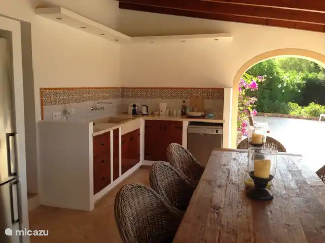 Casa Montgo huren in Spanje, Costa Blanca, Jávea - villa De buitenkeuken met warm en koud stromend water (dankzij de extra boiler onder het aanrechtblad), vaatwasser, grote koel/vries combinatie en een grote Weber Genesis gas-BBQ.