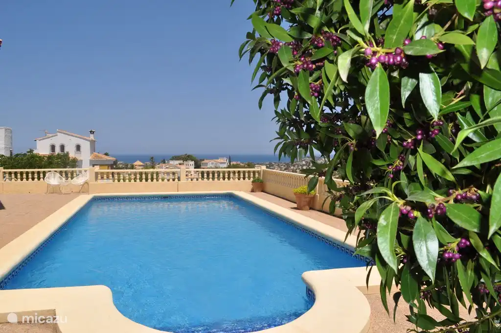 Encantadora, gran piscina. Observando el mar.