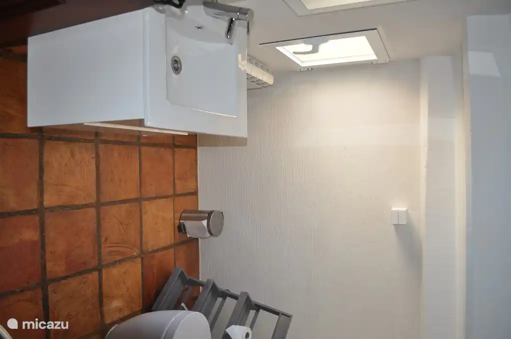 Cuarto de baño arriba, con ducha y WC.