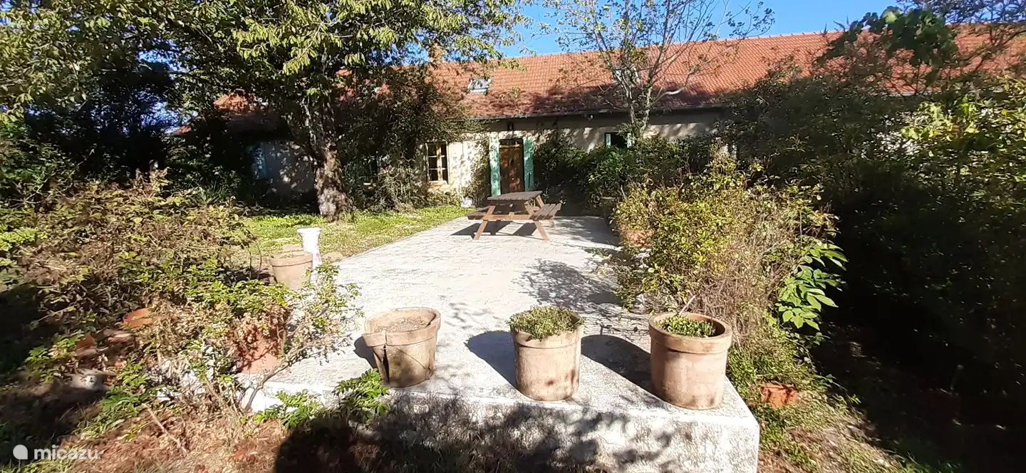 Fassade mit Terrasse.