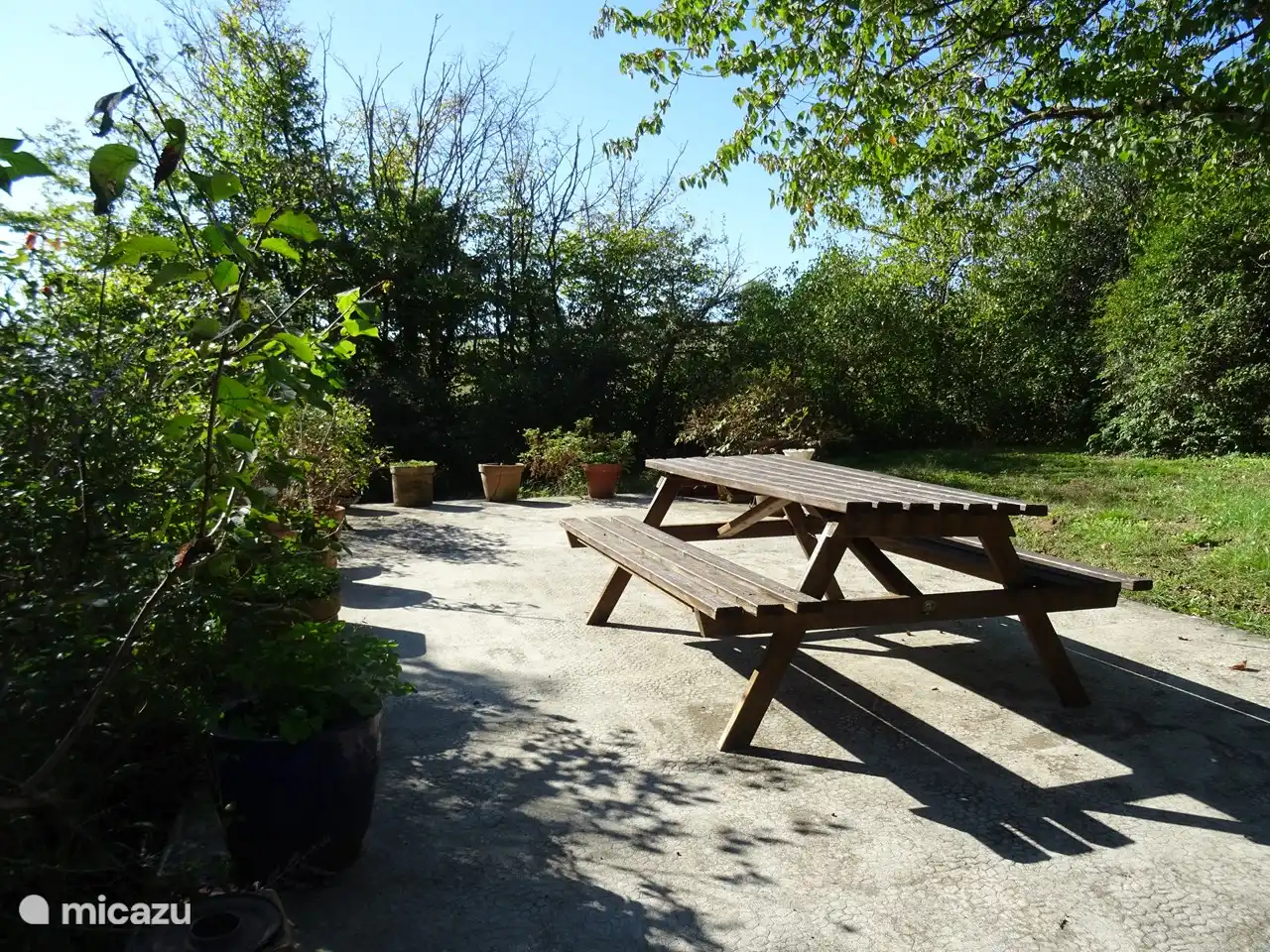 Terrasse vor dem Haus.