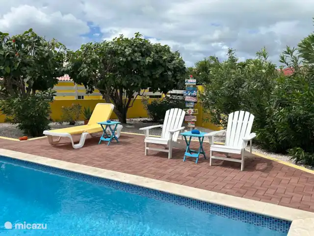 Villa Meerfarbe mit Meerblick + Pool huren in Curaçao, Banda Abou (west), Fontein - villa Pool-Terrasse mit Sonnenliege und Lounge-Sesseln