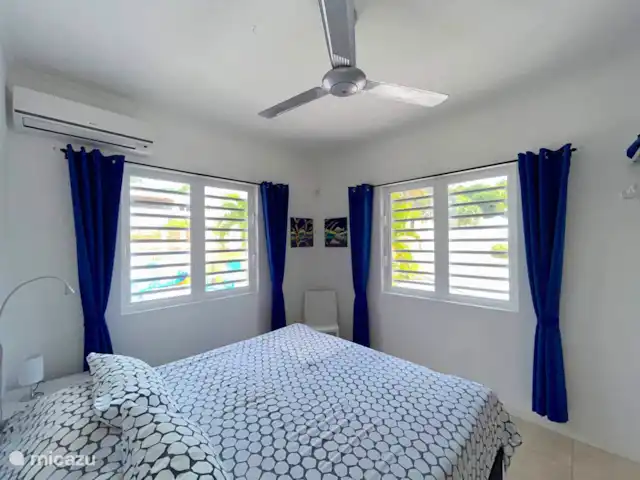 Villa Meerfarbe mit Meerblick + Pool huren in Curaçao, Banda Abou (west), Fontein - villa Schlafzimmer Blau