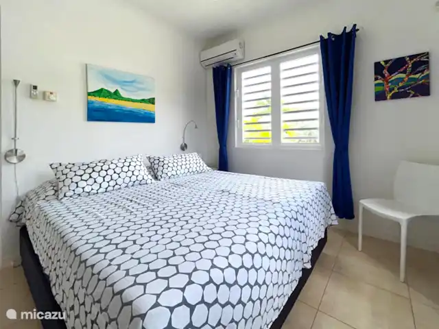 Villa Meerfarbe mit Meerblick + Pool huren in Curaçao, Banda Abou (west), Fontein - villa Schlafzimmer Blau, Doppelbett 200 x 180 cm, Klimaanlage und Ventilator