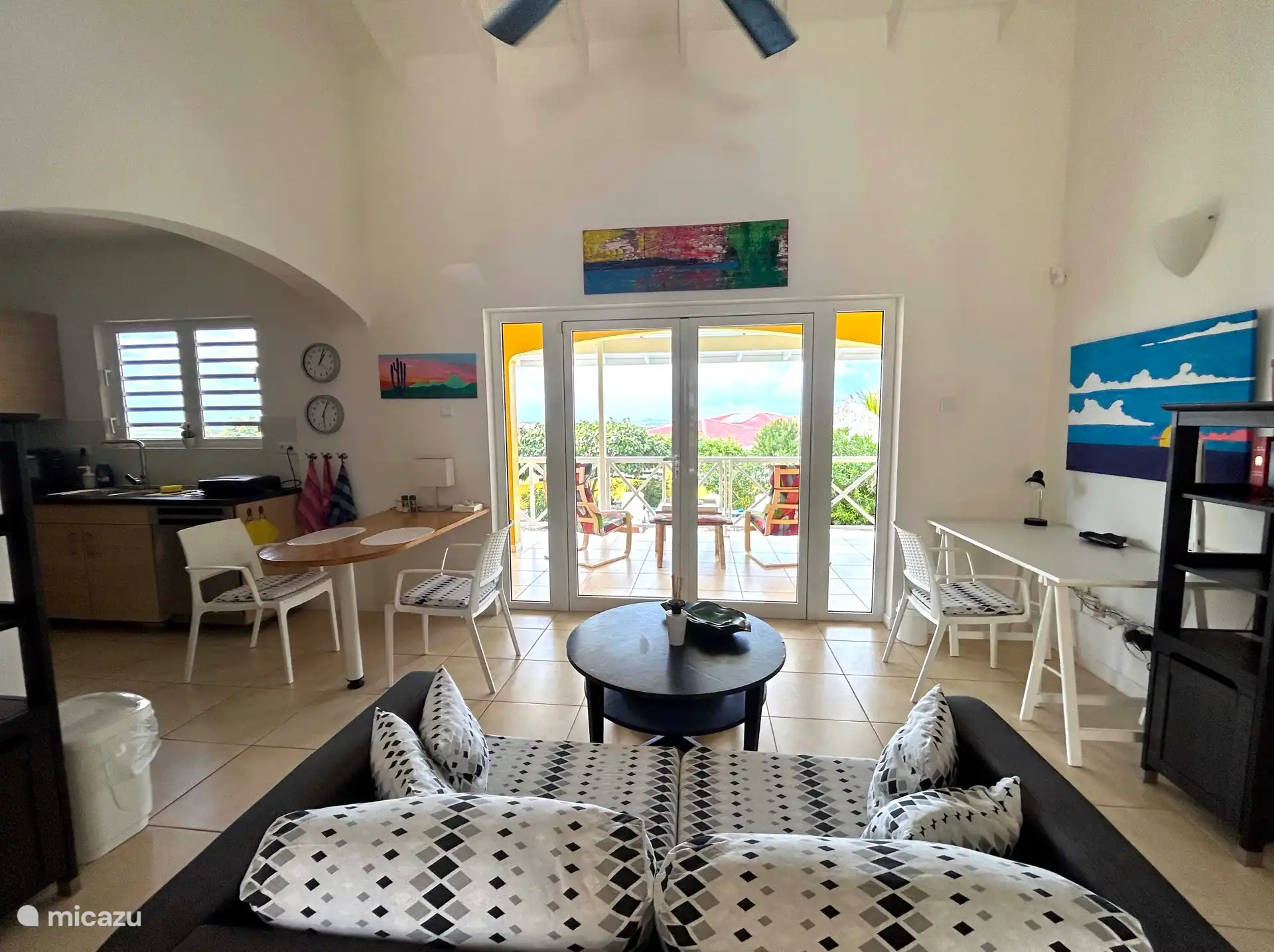 Wohnraum mit Schreibtisch und Aussicht