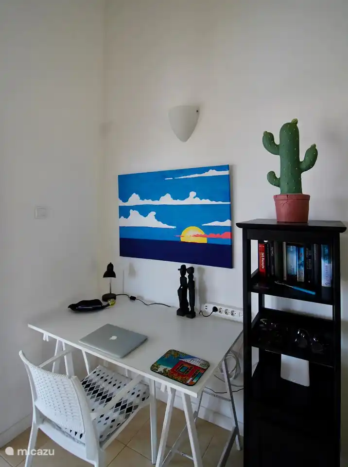 Bureau avec chargeur USB