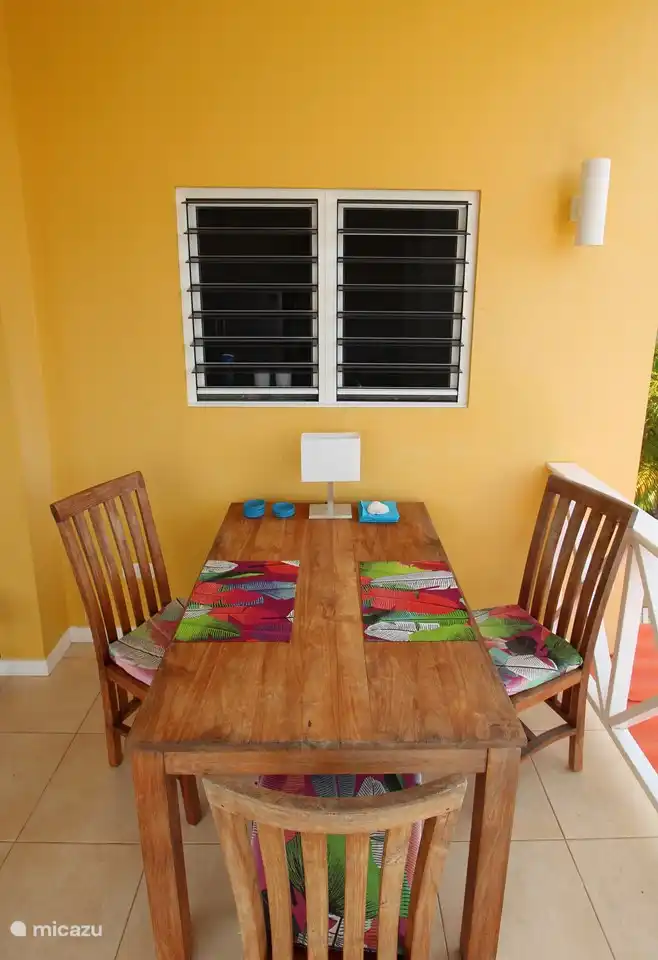 Table à manger sur la terrasse couverte