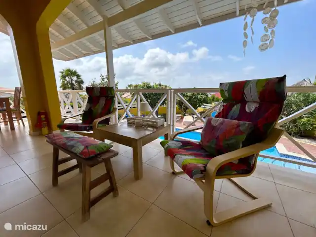 Villa Meerfarbe mit Meerblick + Pool huren in Curaçao, Banda Abou (west), Fontein - villa Comfortabele loungestoelen op het overdekte terras