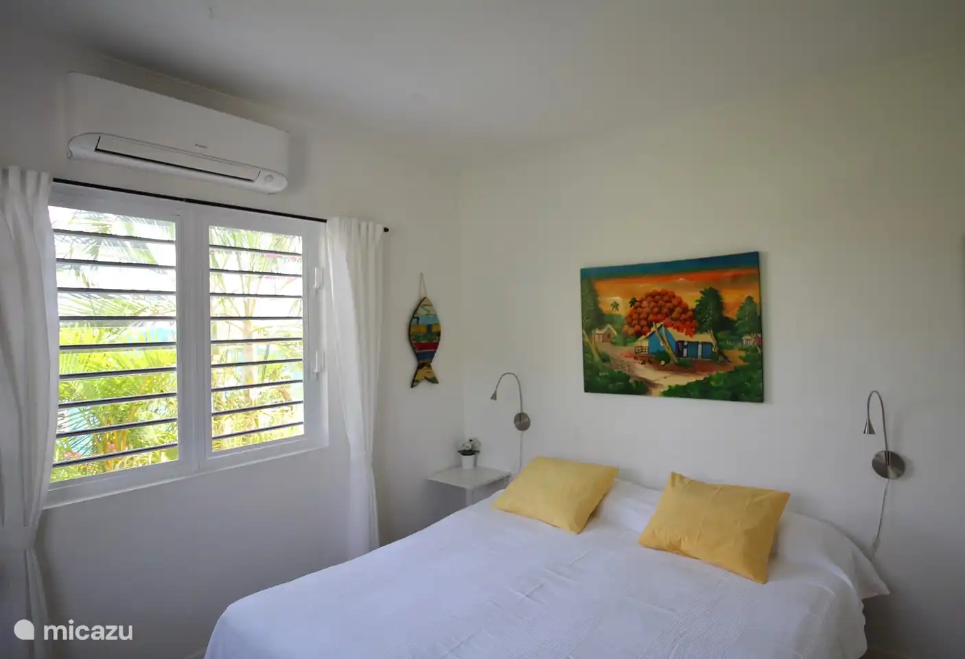 Chambre 1 avec climatisation, lit double 200 x 180 cm et salle de bain en suite