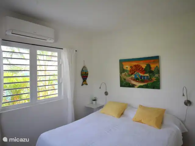 Villa Meerfarbe mit Meerblick + Pool huren in Curaçao, Banda Abou (west), Fontein - villa Slaapkamer 1 met airconditioning, tweepersoonsbed 200 x 180 cm en badkamer op suite