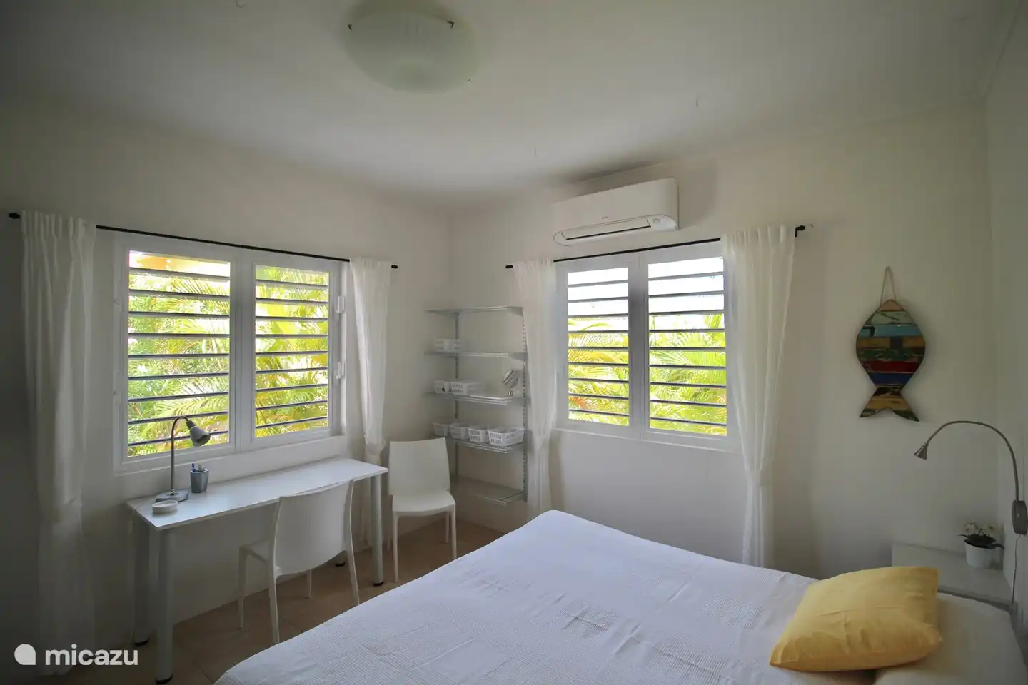 Chambre 1 avec climatisation, lit double 200 x 180 cm et salle de bain en suite