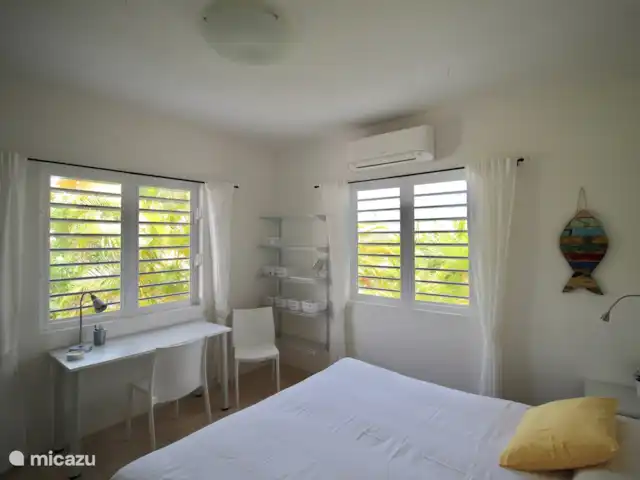 Villa Meerfarbe mit Meerblick + Pool huren in Curaçao, Banda Abou (west), Fontein - villa Slaapkamer 1 met ´airconditioning, tweepersoonsbed 200 x 180 cm en badkamer op suite