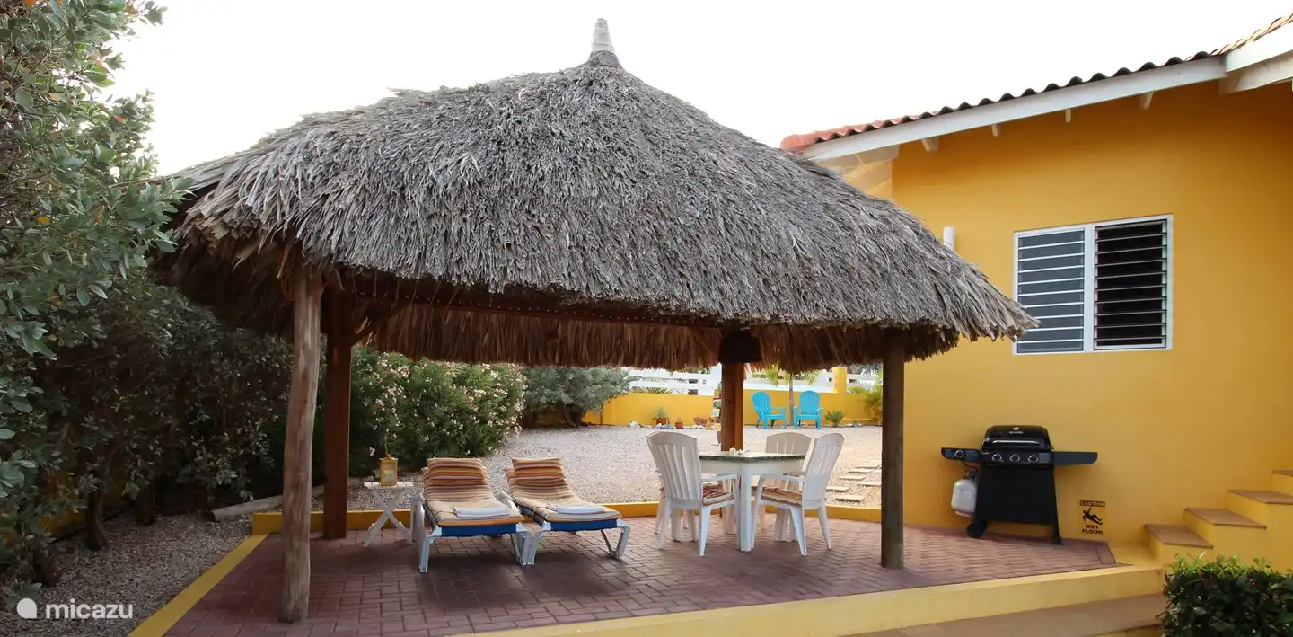 Palapa avec chaises longues et table à manger avec éclairage